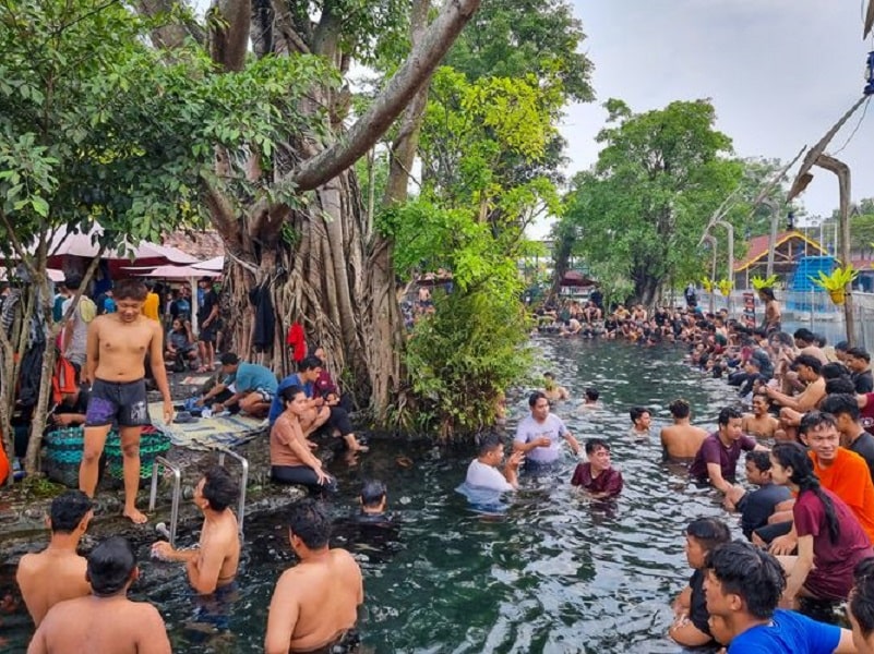 Cleansing the body before the start of Ramadan in Indonesia | Ramadan Around the world