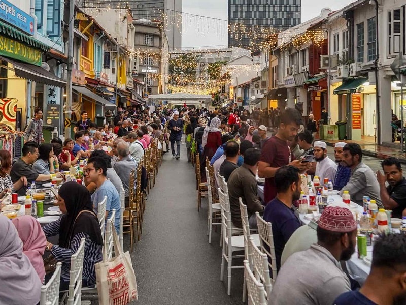 سفره افطار خیابانی در سنگاپور | آداب و رسوم رمضان در کشورهای مختلف دنیا