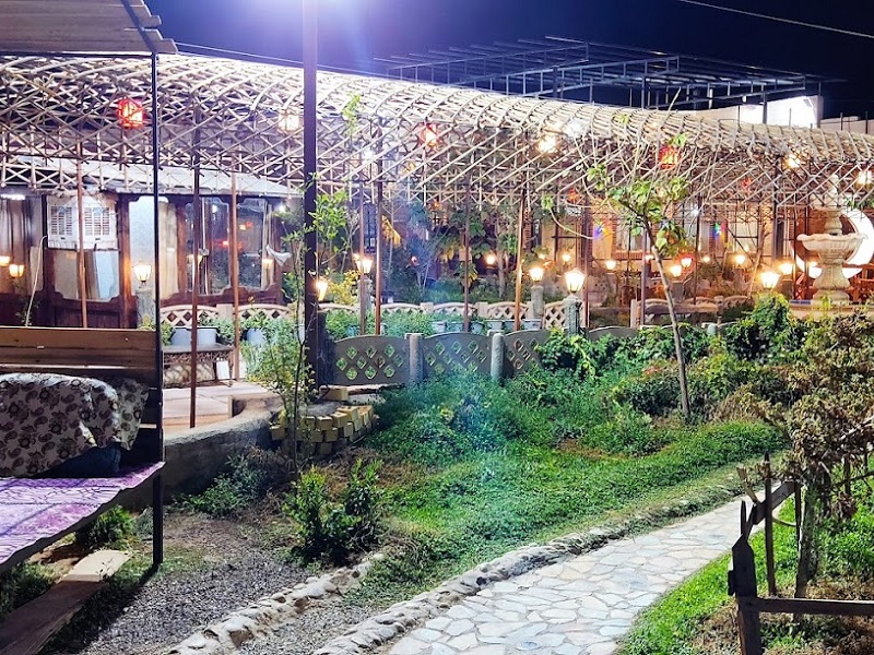 Iranian Restaurants in Meybod Iran Persian Food | Amiran Garden Restaurant in Meybod